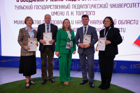 В Москве заключили соглашения о создании восьми педагогических округов.