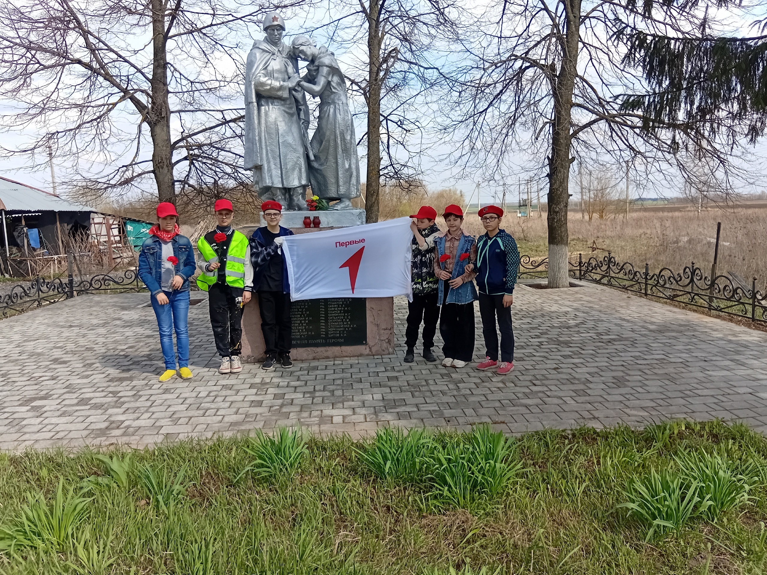 Первые и ЮИД наводят порядок у памятника в деревне Крутой Верх.