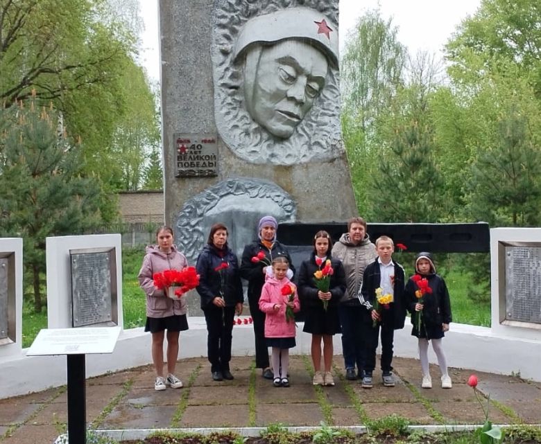 Возложение цветов к Мемориалу Славы.