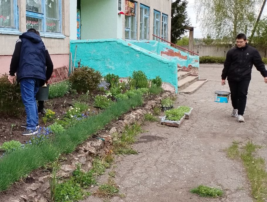Цветущее лето, яркое 1 сентября: школьники преобразили территорию своими руками.
