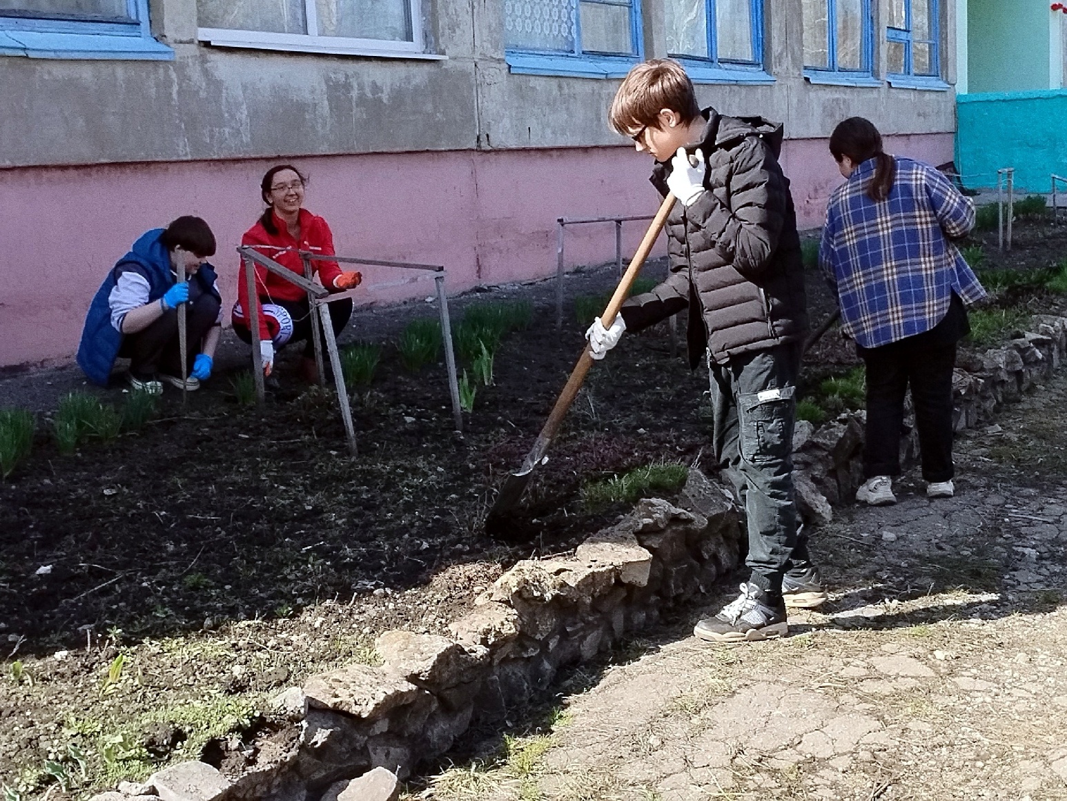 Субботник на пришкольной территории.