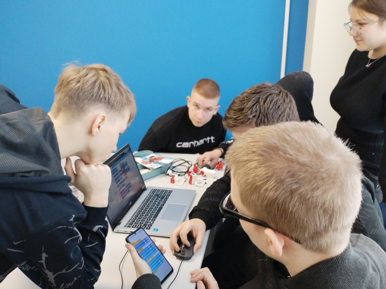 Робототехника на уроках труда (технологии): от теории к практике.